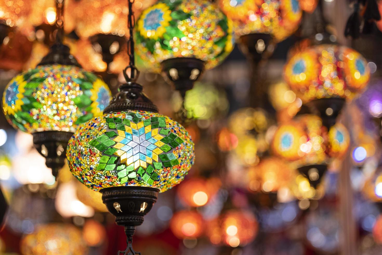 oosterse kleurrijke glazen hanglampen of lantaarns artistieke selectieve focus achtergrond. foto