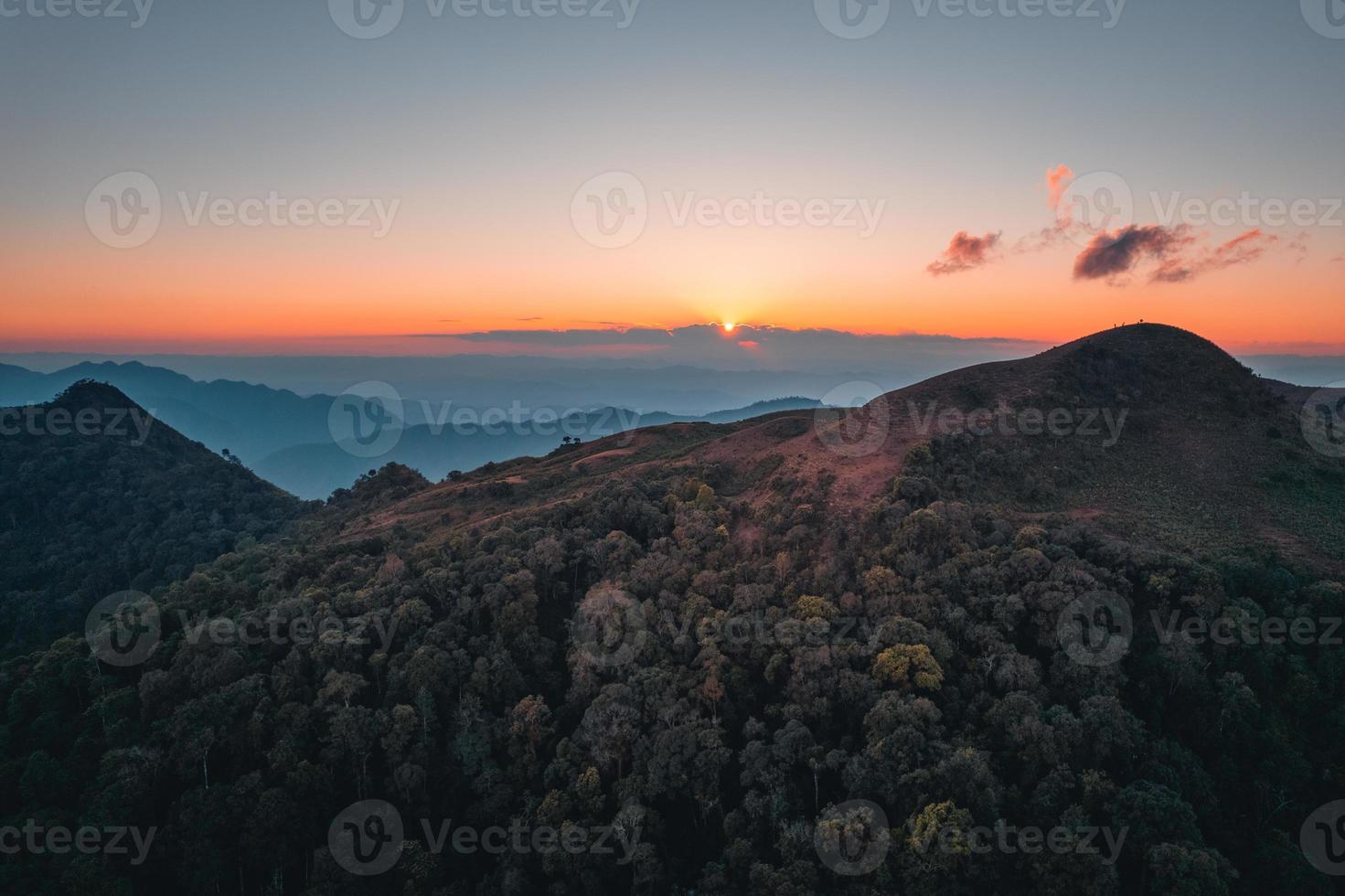 avond landschap, bergen in de avond hoge hoek; foto