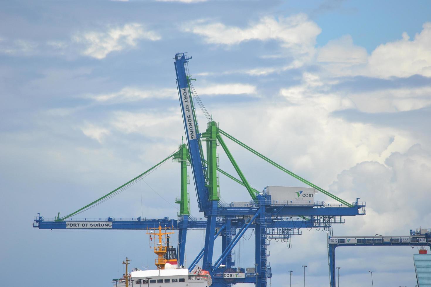 gigantische kadekraan op de havenwerf foto