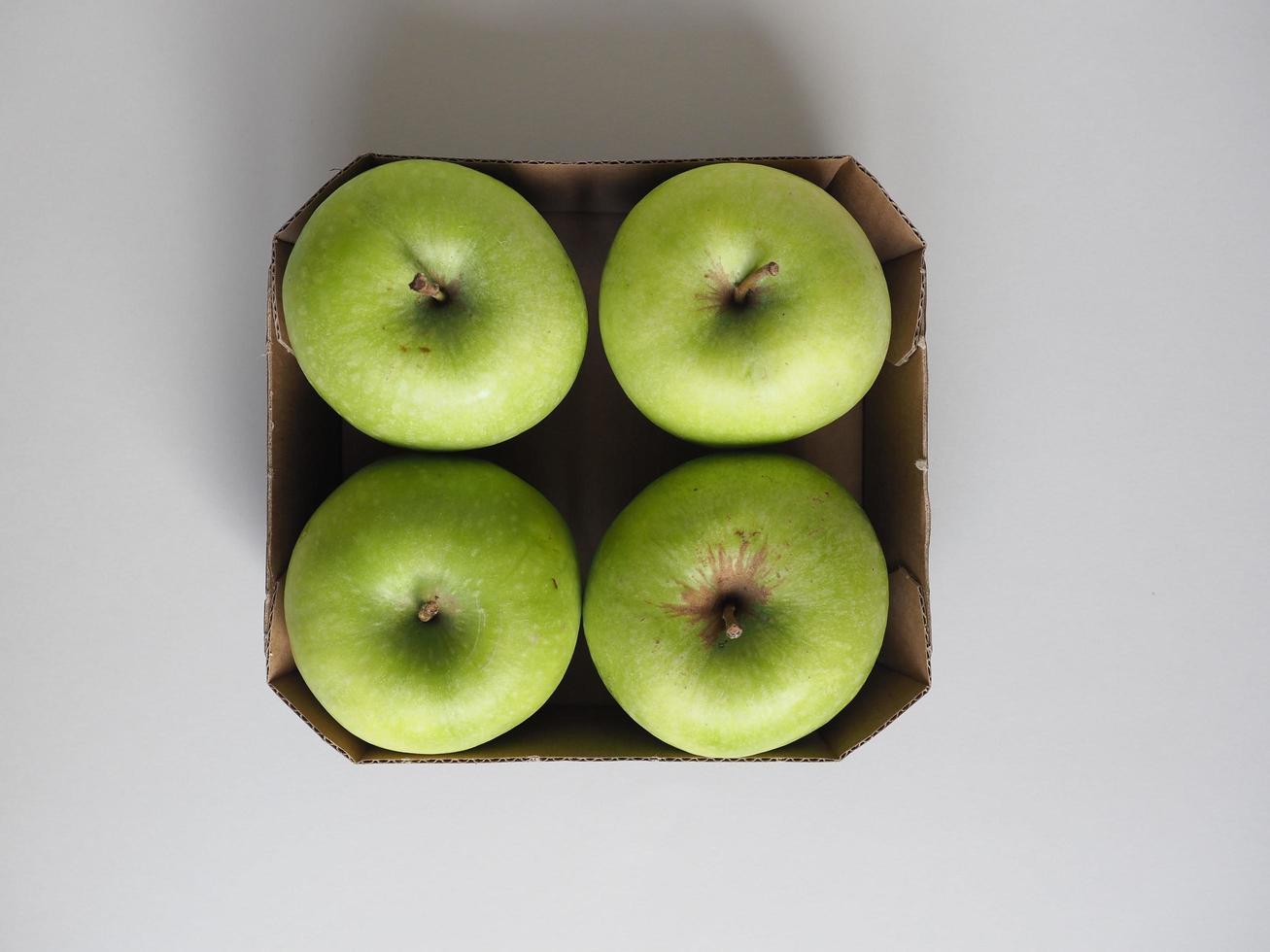 granny smith appel fruit eten in kartonnen mand foto