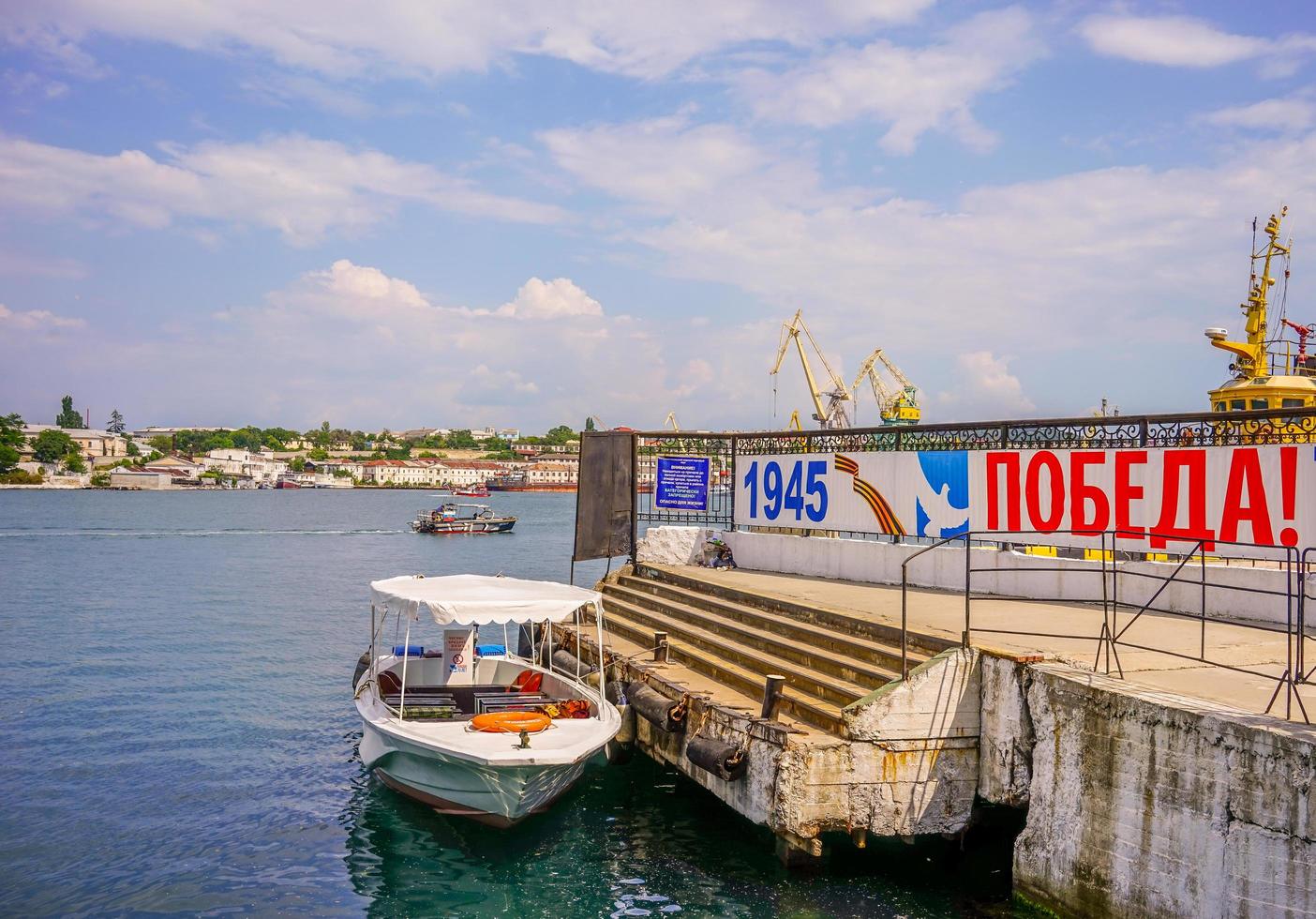 sevastopol, krim-13 juni 2016-zeegezicht met uitzicht op de kustlijn en schepen. foto