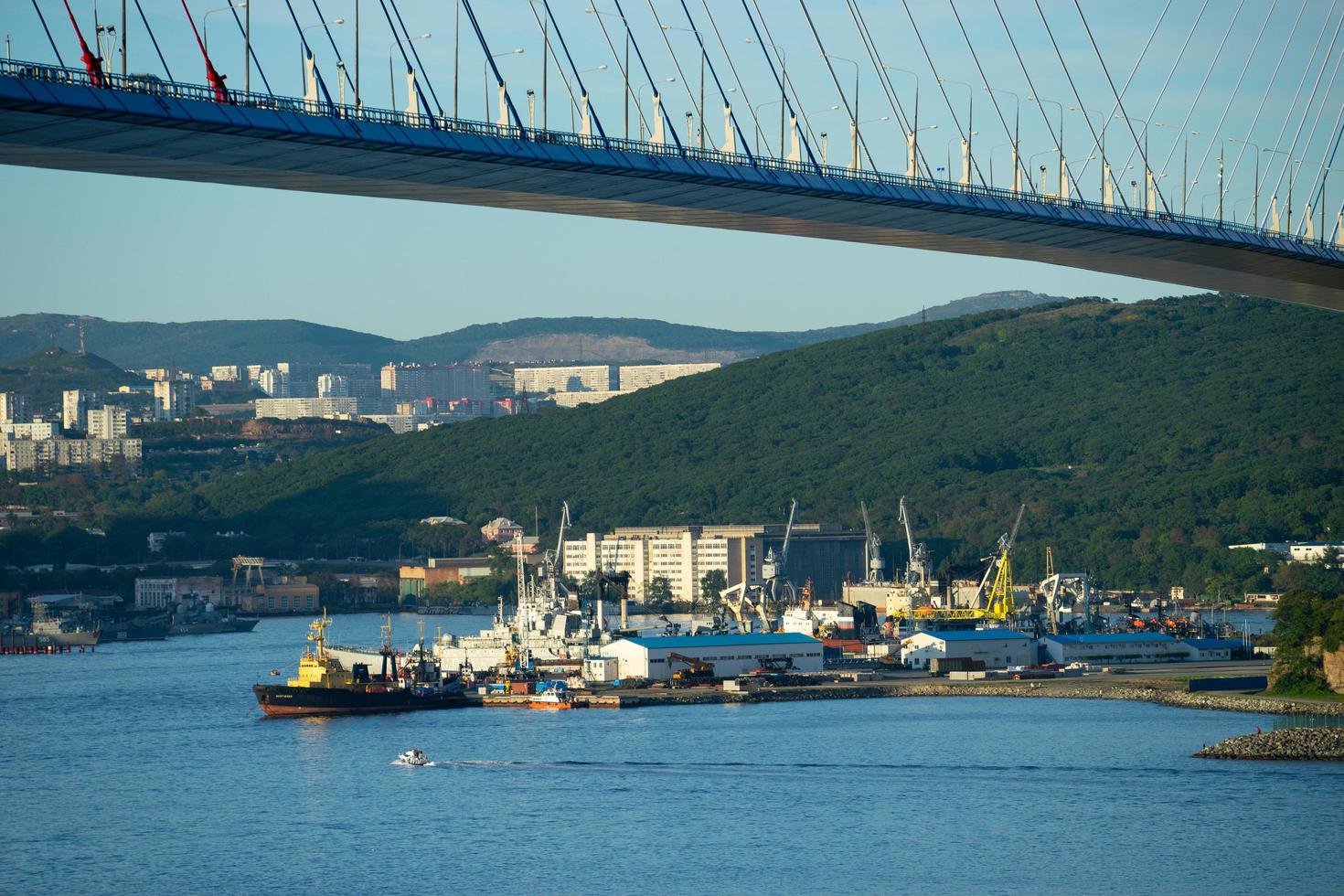 vladivostok, Rusland-16 september 2018 -zeegezicht met uitzicht op de kustlijn van de stad. foto