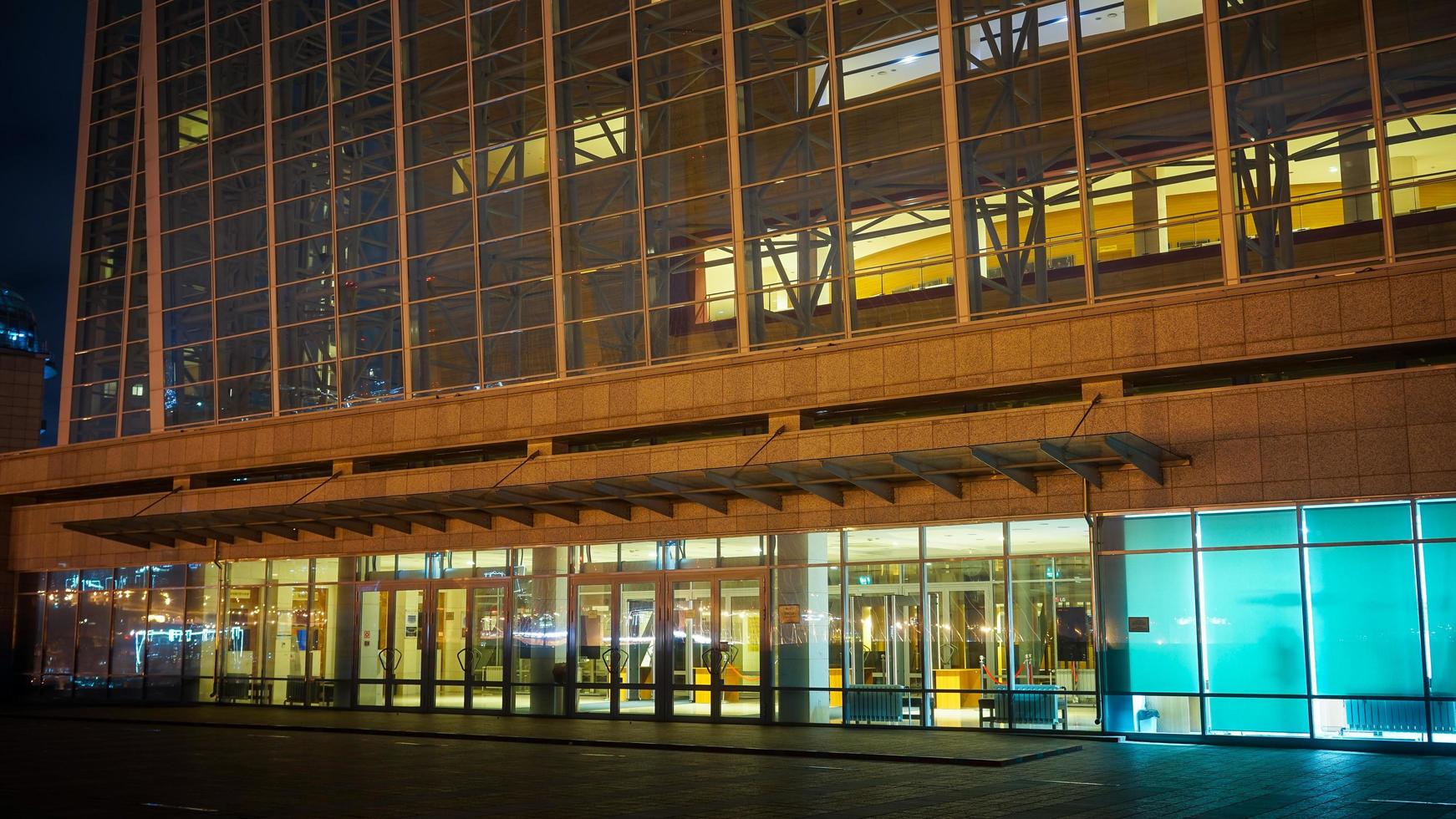 vladivostok, rusland - 18 augustus 2019-nachtlandschap met uitzicht op de architectuur van het mariinsky-theater, de verlichting siert het moderne gebouw. foto