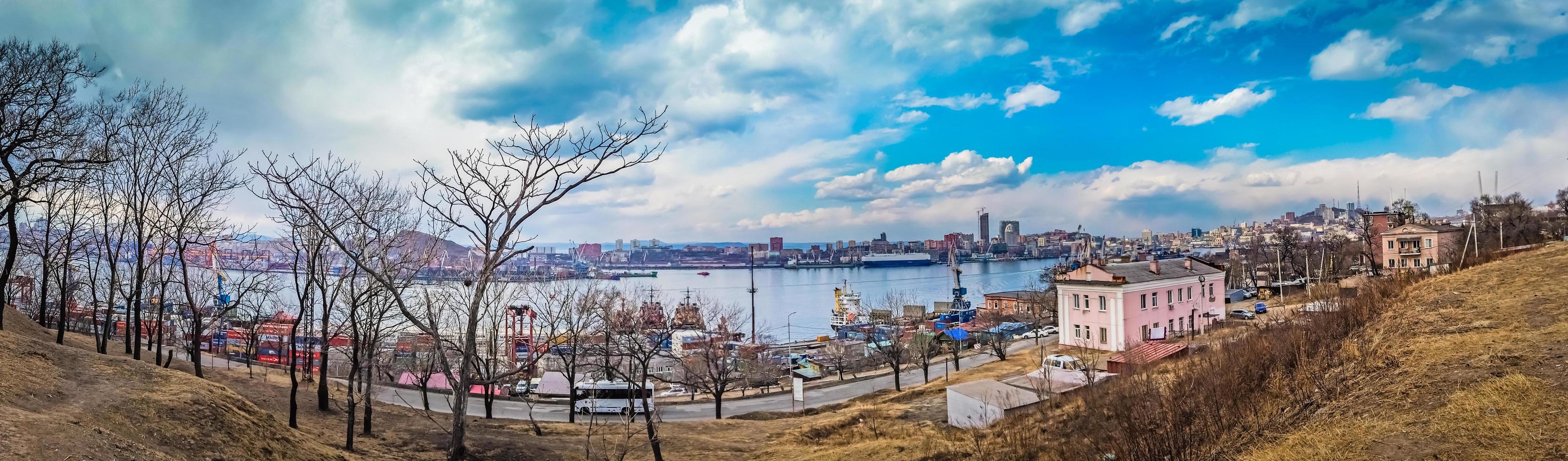 vladivostok, primorsky krai - 6 april 2018-panorama van het stadsbeeld met uitzicht op de baai. foto