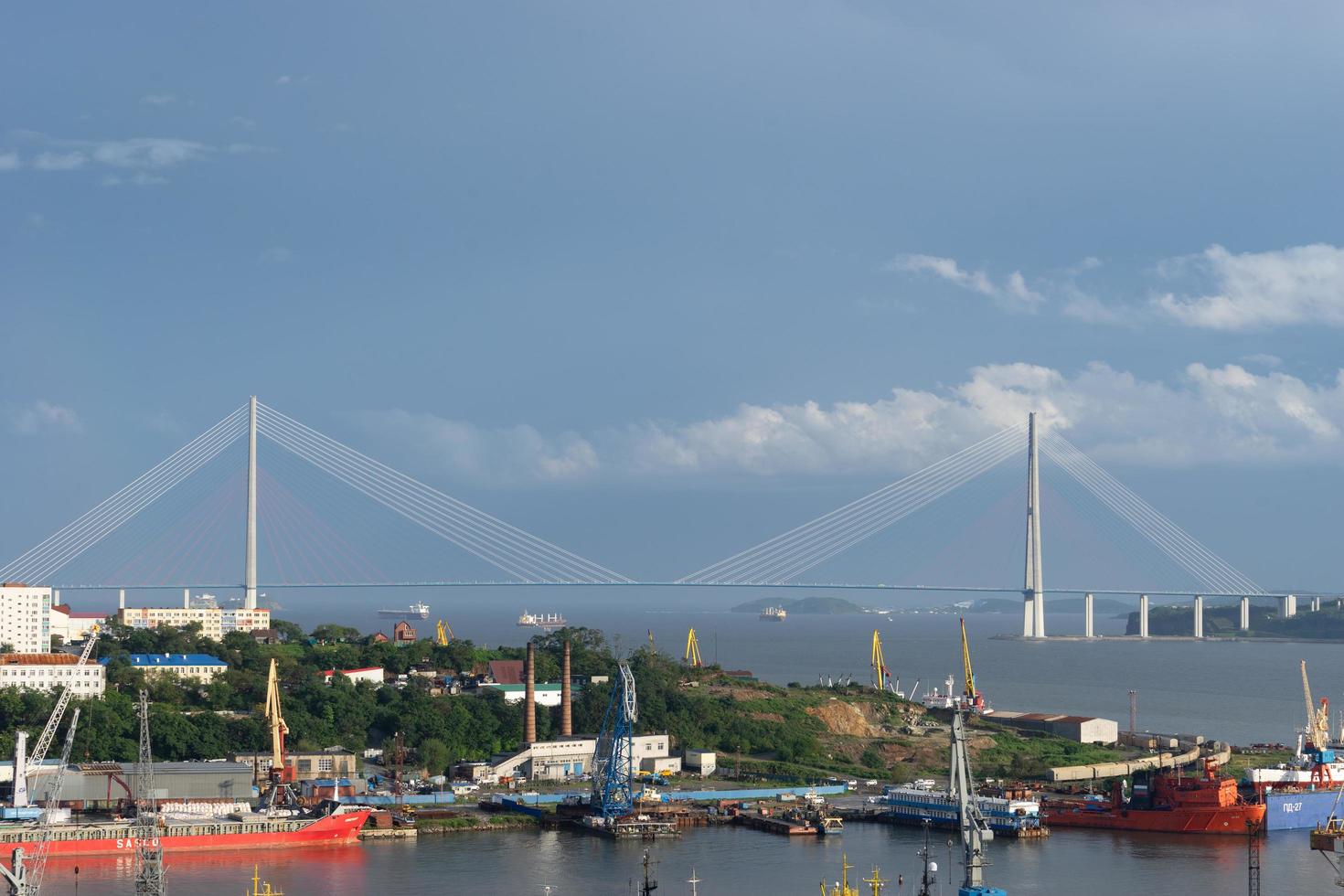 vladivostok, primorsky-regio-28 augustus 2019- het prachtige stedelijke landschap met uitzicht op de golf van diomede en de russische brug foto