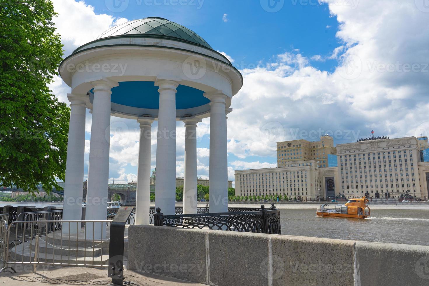 gazebo rotonde aan de oever van de rivier de Moskou. gorky park in het voorjaar van 2021. op de achtergrond het gebouw van het ministerie van defensie van de russische federatie. foto