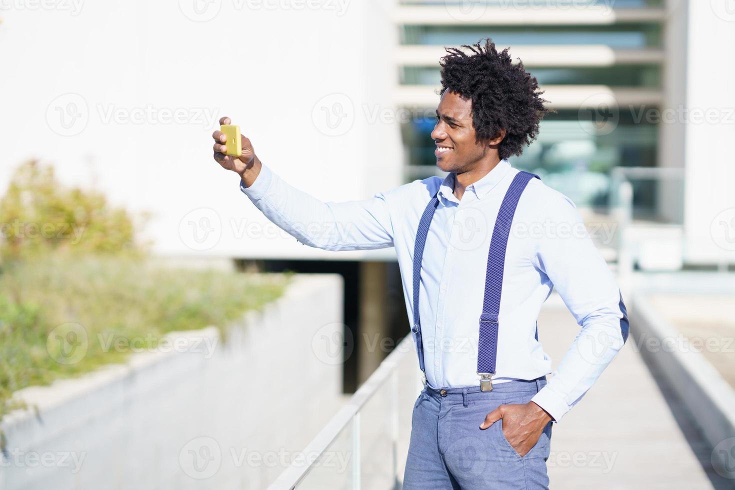 zwarte zakenman die selfie neemt met een smartphone in de stad foto