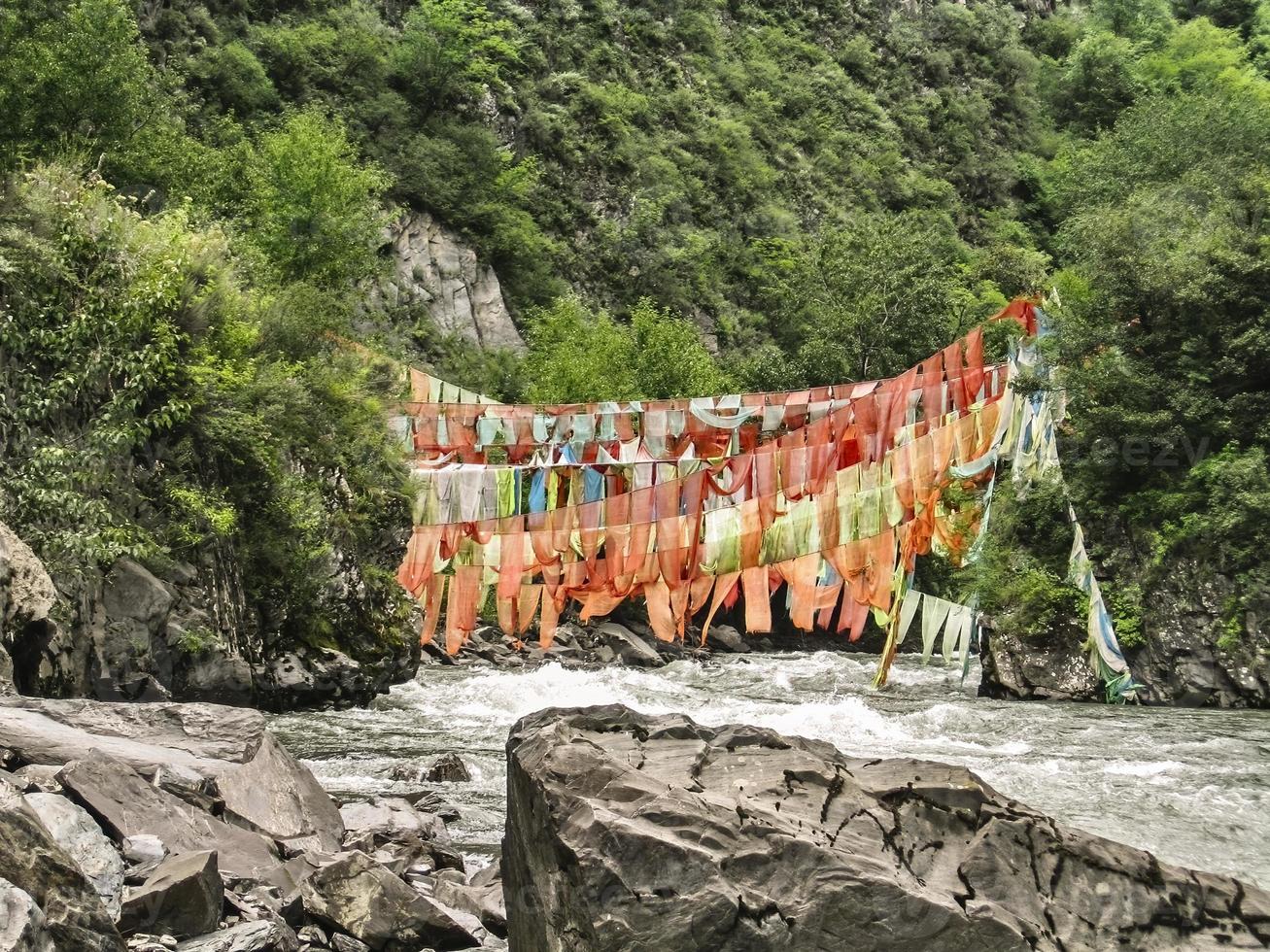 rivieren en vlaggen van het achterland van tibet foto