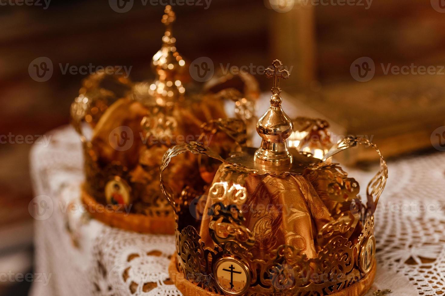 bruiloft gouden kronen op tafel in de kerk. huwelijkskronen in kerk klaar voor huwelijksceremonie. detailopname. goddelijke liturgie. foto