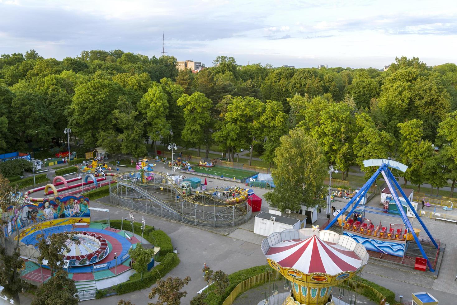 kaliningrad op 5 juni 2021, een vogelvlucht van het pretpark. foto