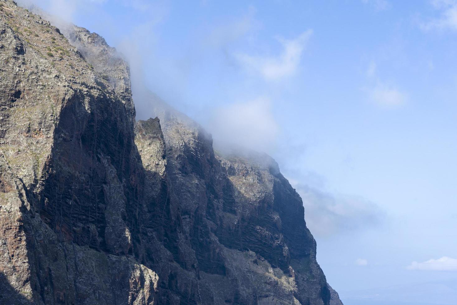 bergtoppen met wolken op het eiland tenerife. foto