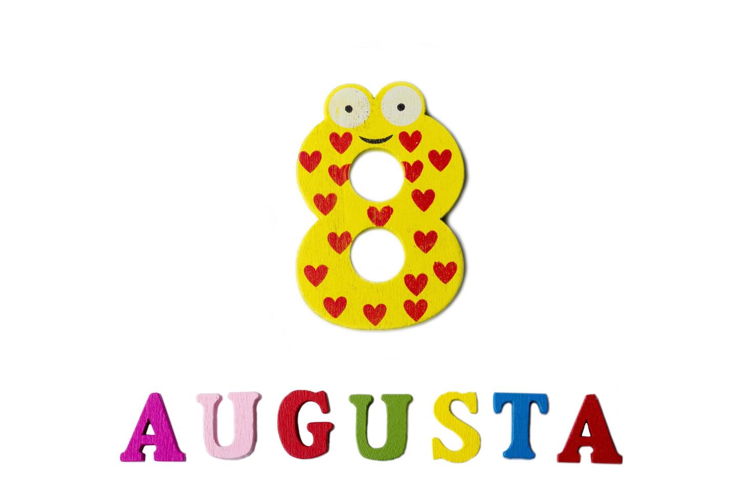 8 augustus. afbeelding van 8 augustus, close-up van cijfers en letters op witte achtergrond. foto