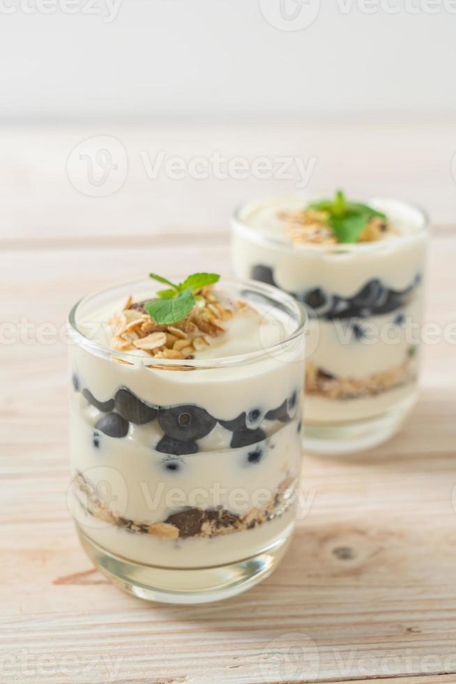 verse bosbessen en yoghurt met granola foto