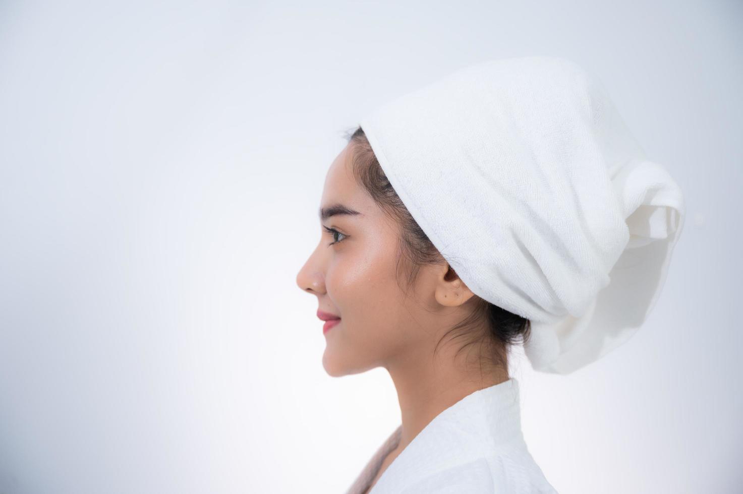 jonge aziatische vrouw die cosmetische schoonheidstherapie op een gezicht maakt in een cosmetische kliniek foto