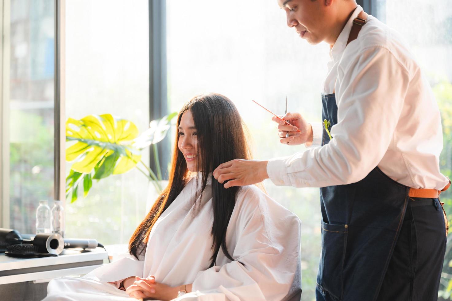 vrouw cliënt persoon met een proces om een behandeling een haar te maken met kapper in schoonheidssalon foto