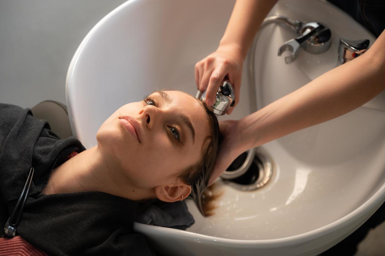 vrouw cliënt persoon met een proces om een behandeling een haar te maken met kapper in schoonheidssalon foto