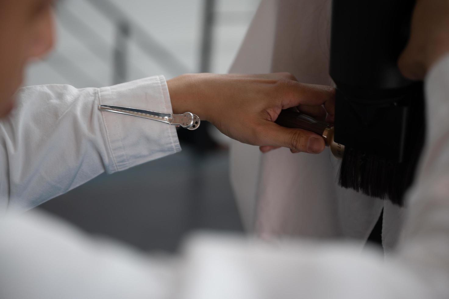 vrouw cliënt persoon met een proces om een behandeling een haar te maken met kapper in schoonheidssalon foto