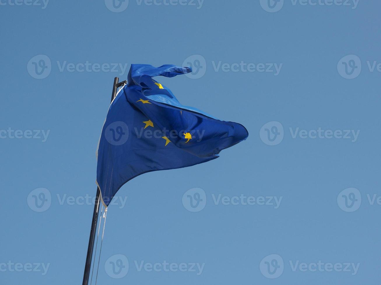 eu-vlag over blauwe lucht foto