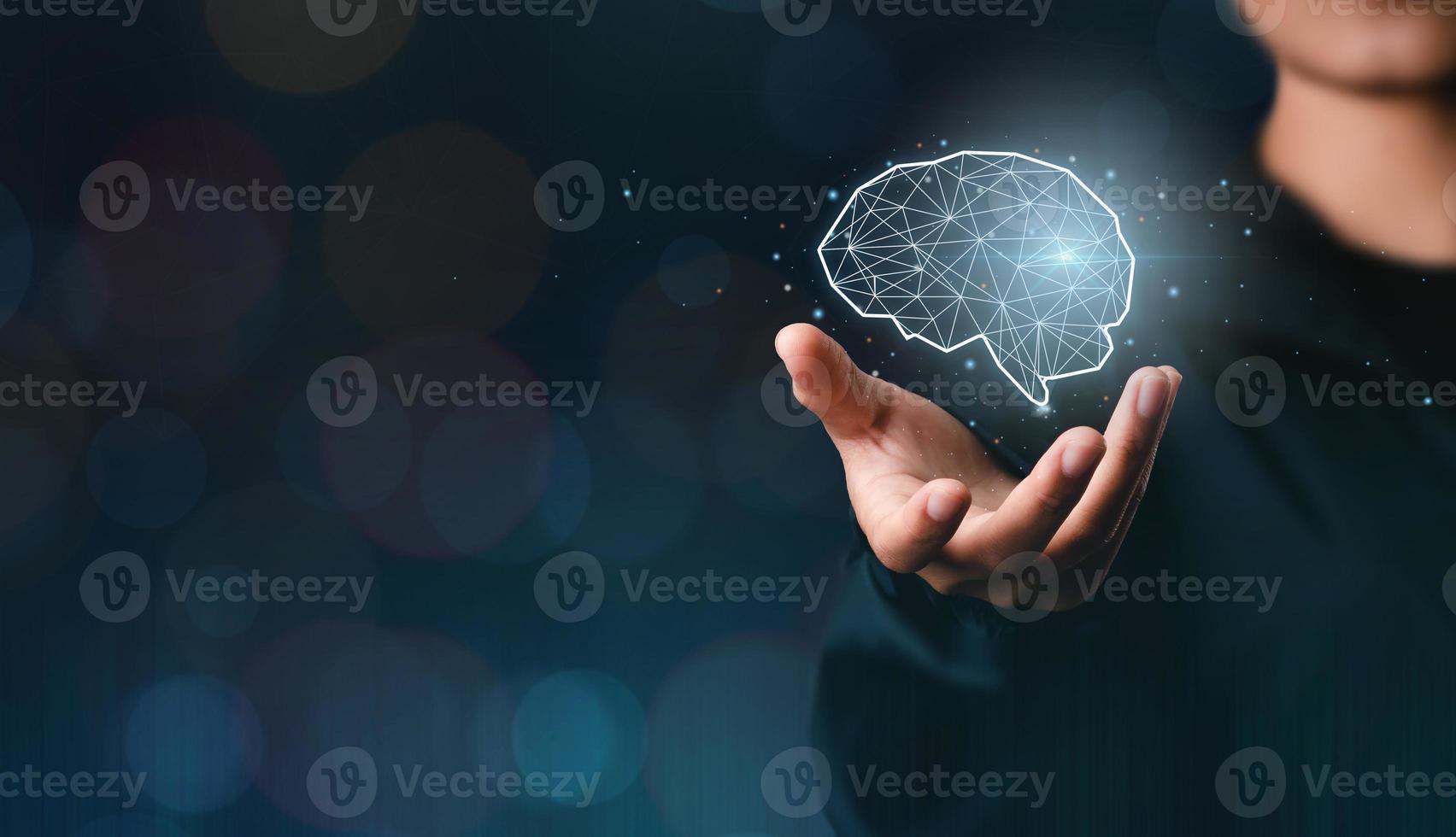 zakenman die zijn virtuele gloeiende hersenen op blauwe bokehachtergrond toont. slim denkconcept en innovatieve ideeën geïnspireerd foto