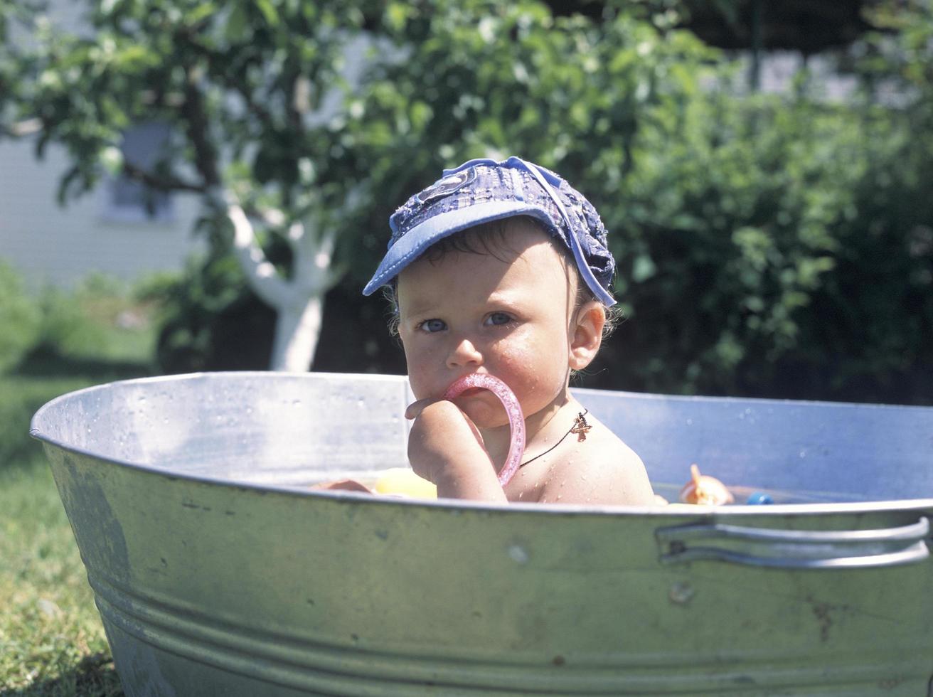 mooie babyjongen in kinderbad poseren fotograaf foto