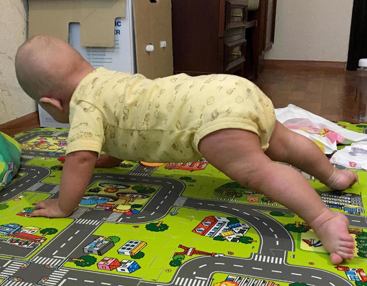 mooie babyjongen met kindgezicht poseren fotograaf foto