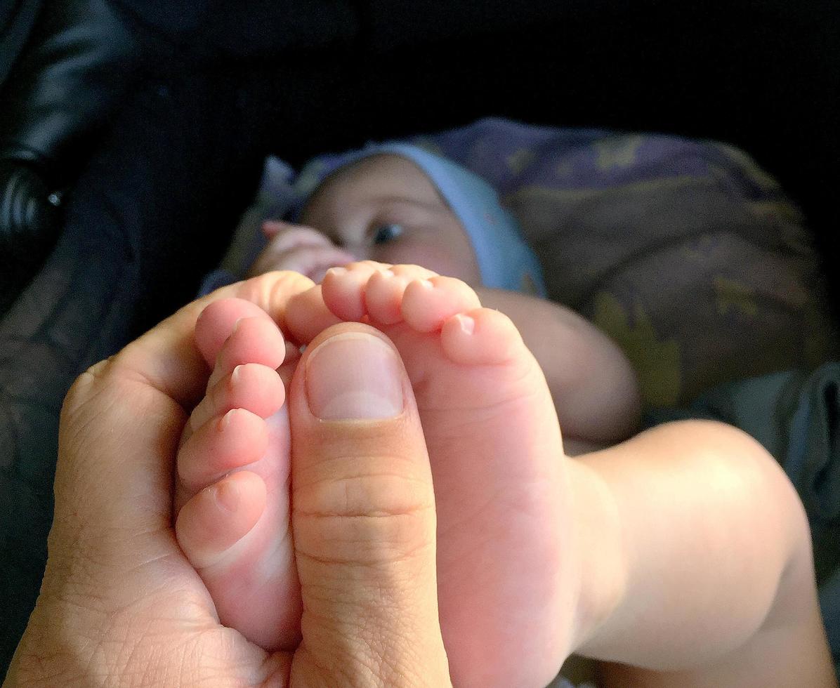 mooie babyjongen met kindgezicht poseren fotograaf foto