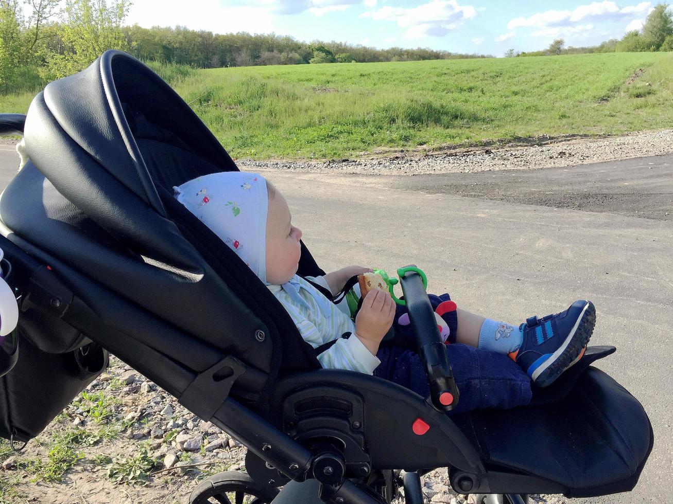 mooie babyjongen met kindgezicht poseren fotograaf foto