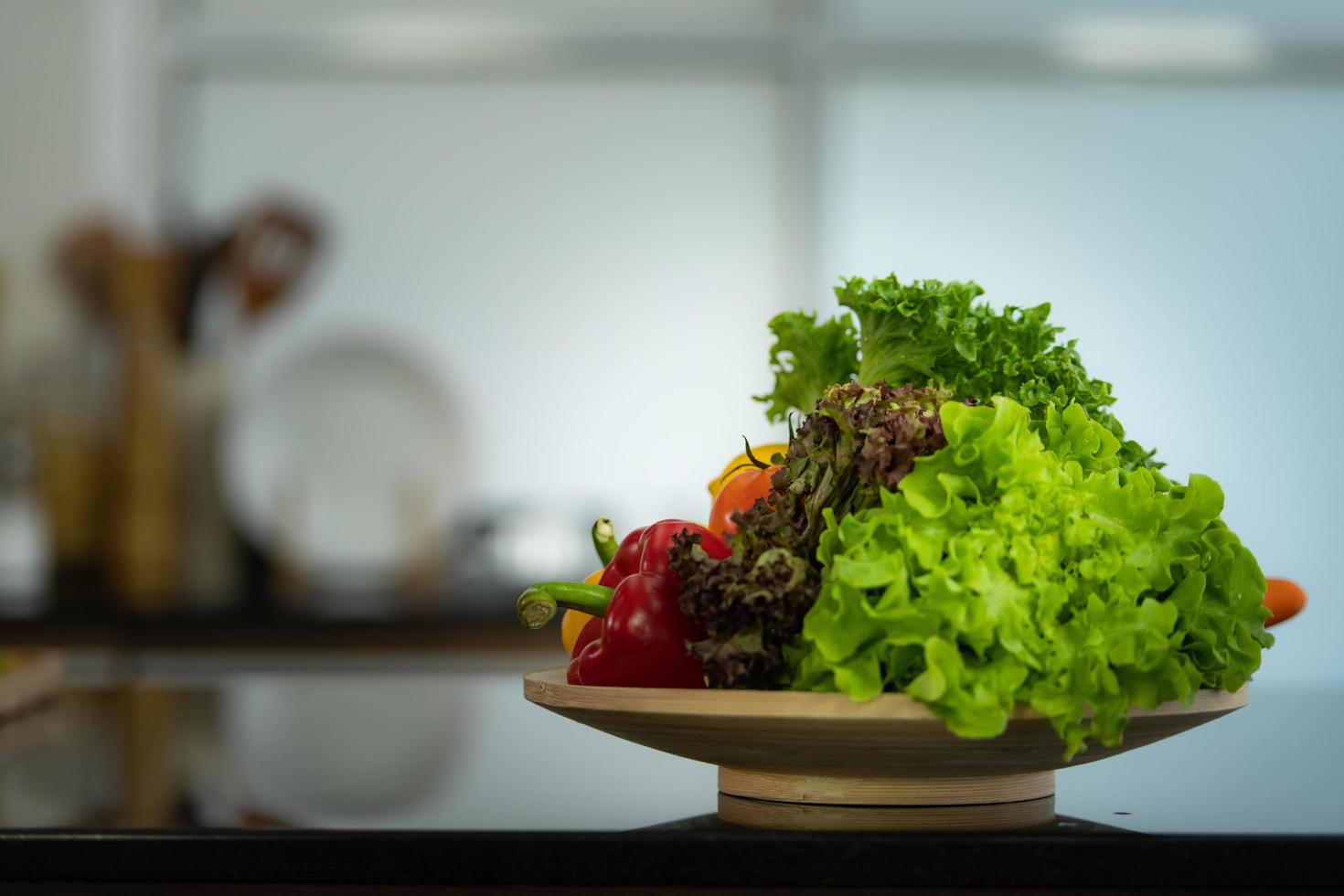 verse groentesalade met servies geserveerd voor gezondheidsliefhebbers. foto
