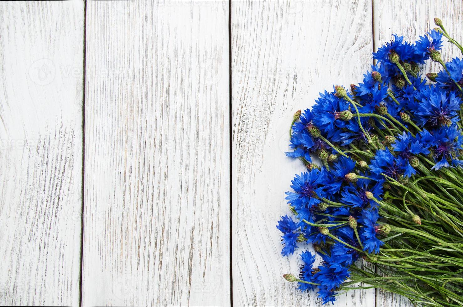 blauwe korenbloemen op een tafel foto