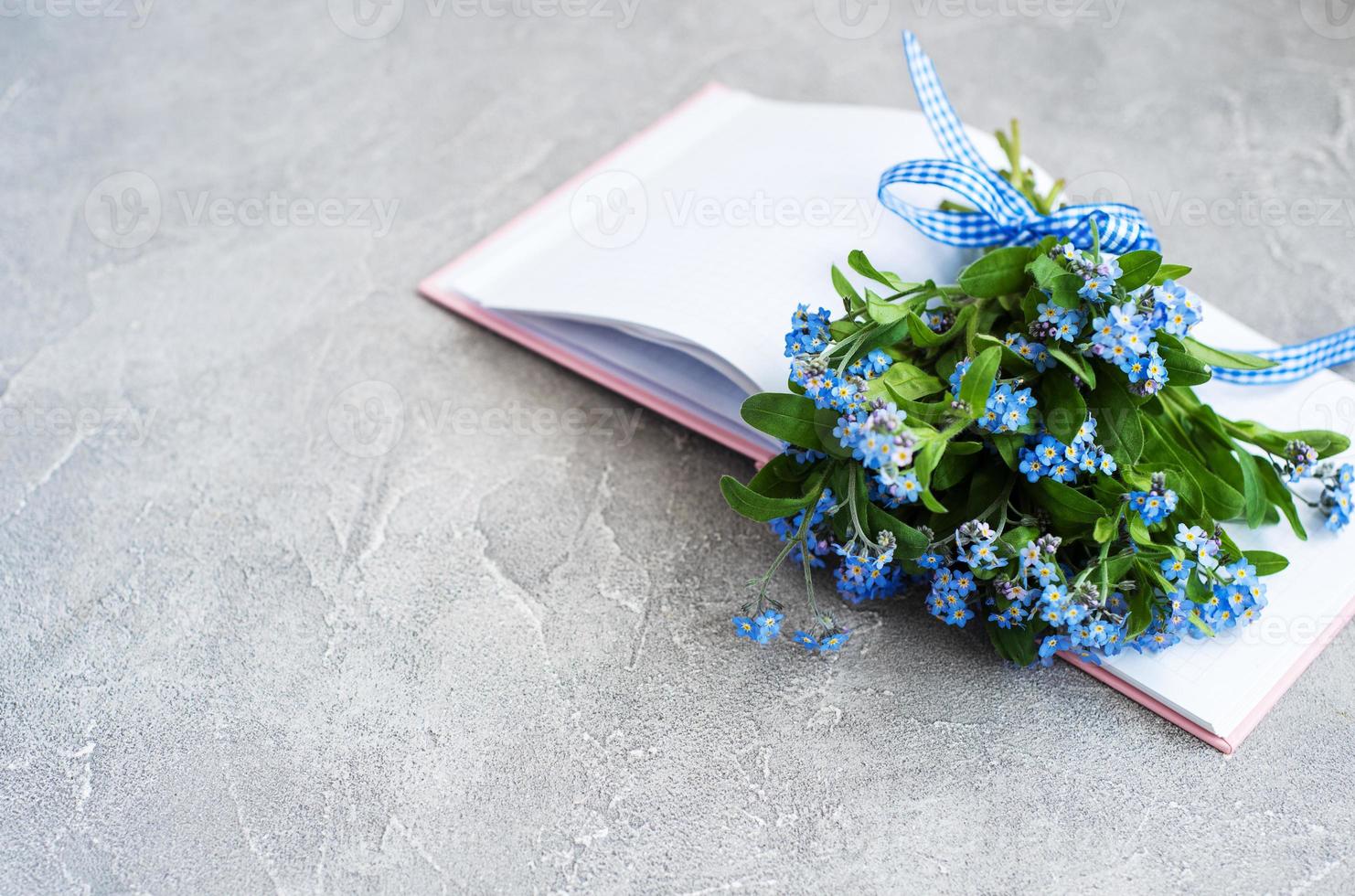 vergeet me niet bloemen en notitieboekje foto