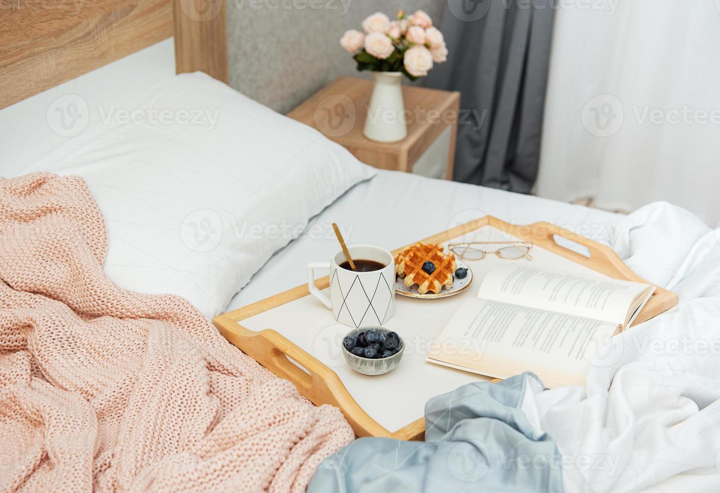 Weense wafels en koffie op bed. foto