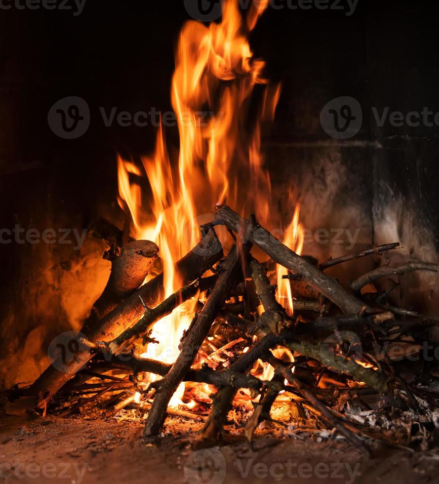 een vuur brandt in een open haard foto