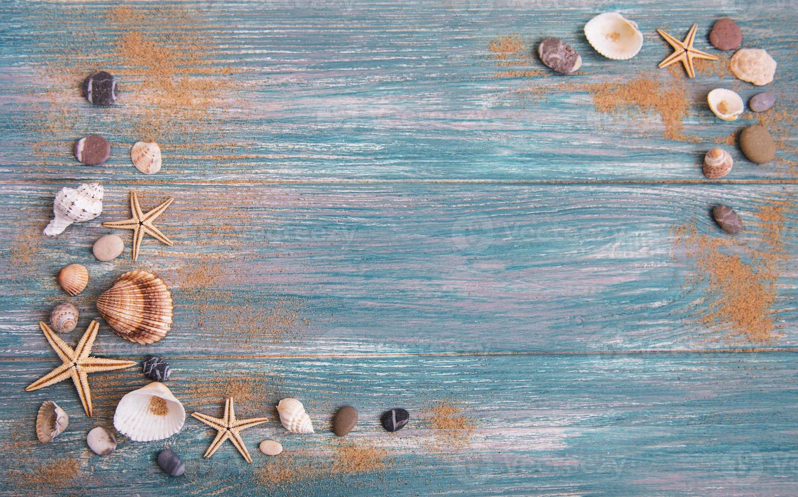 zeeschelpen op een houten tafel foto