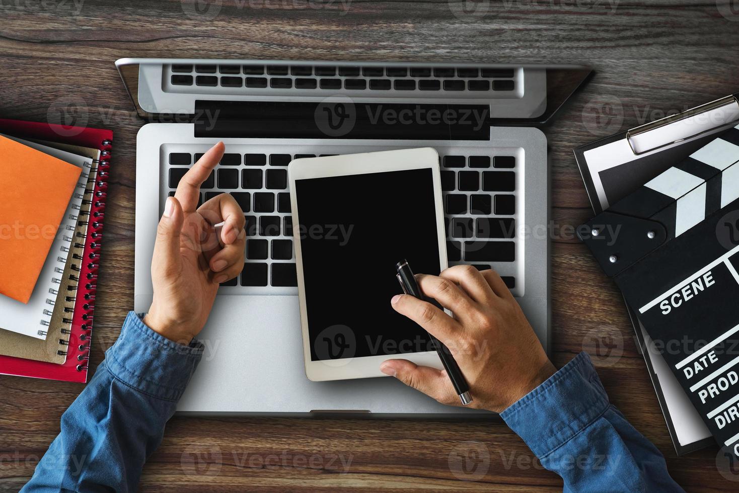 bovenaanzicht zakelijke hand werken met laptopcomputer, foto