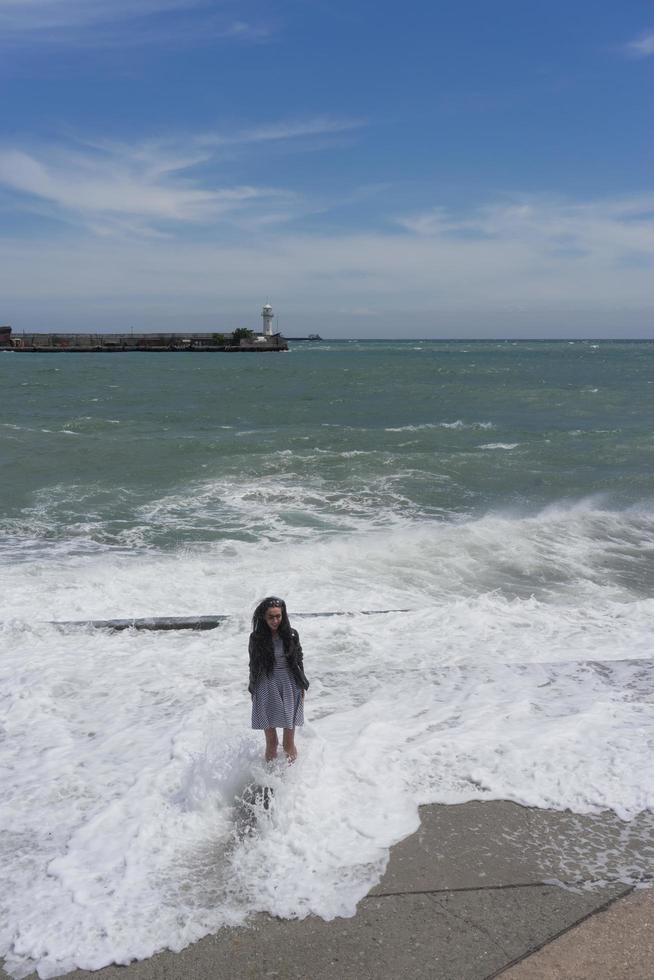 yalta, crimea-30 mei 2018-dijk van de stad tijdens een storm en mensen op de achtergrond van golven. foto