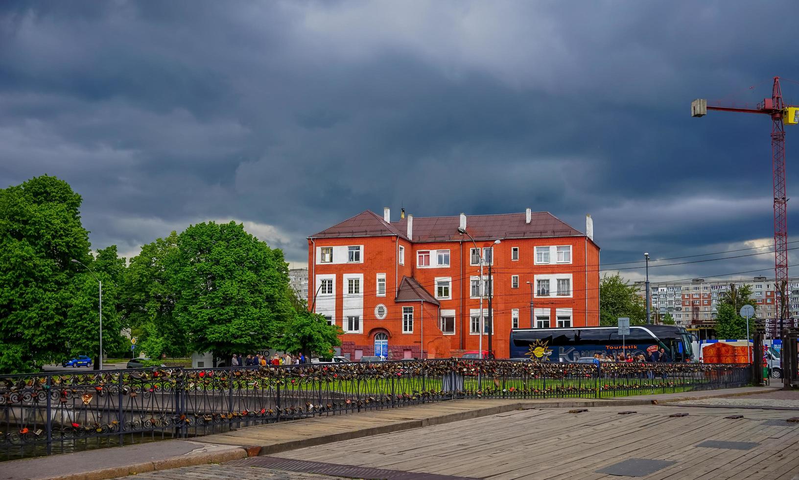 kaliningrad, rusland-18 mei 2016-het stadslandschap van de russische stad met moderne architectuur en oude attracties onder de donkere stormachtige hemel. foto