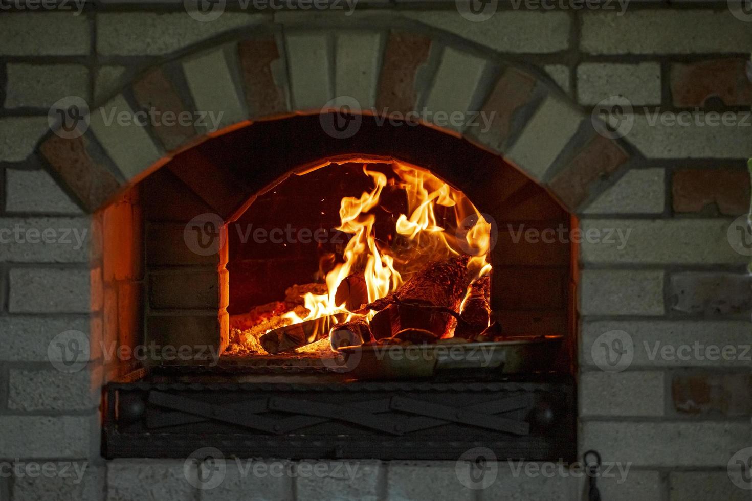 brandende log van hout in een close-up van de open haard. foto