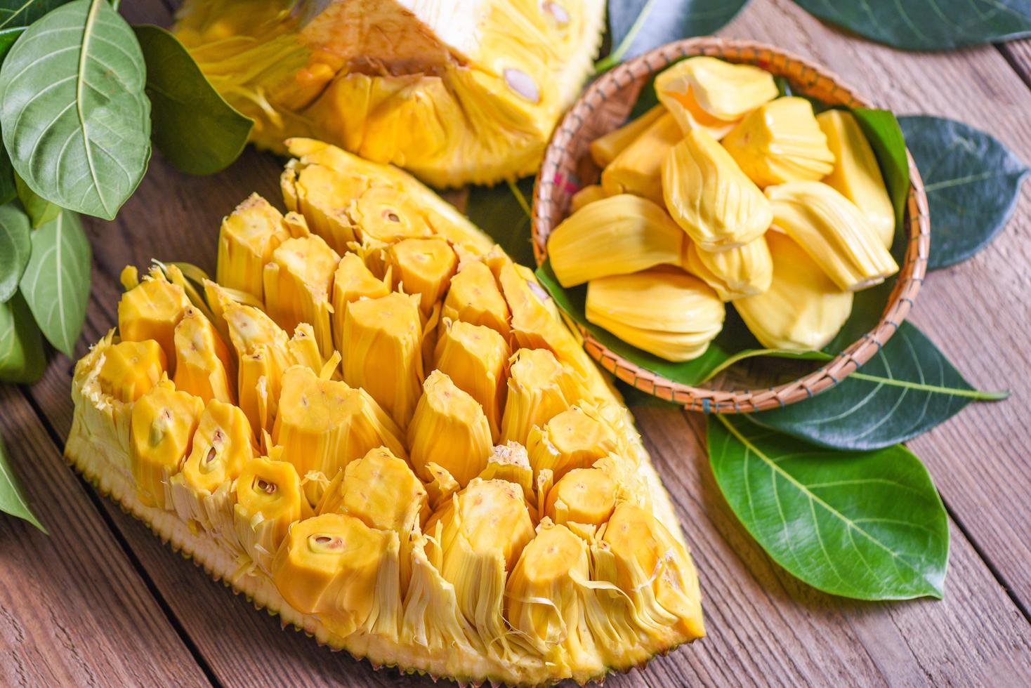 jackfruit op houten mand met blad, rijp jackfruit gepeld tropisch fruit vers van jackfruitboom foto