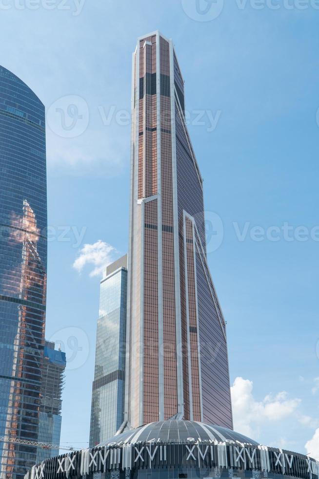 hoogbouw van het zakencentrum van moskou. district moskou-stad tegen de daghemel met wolken foto