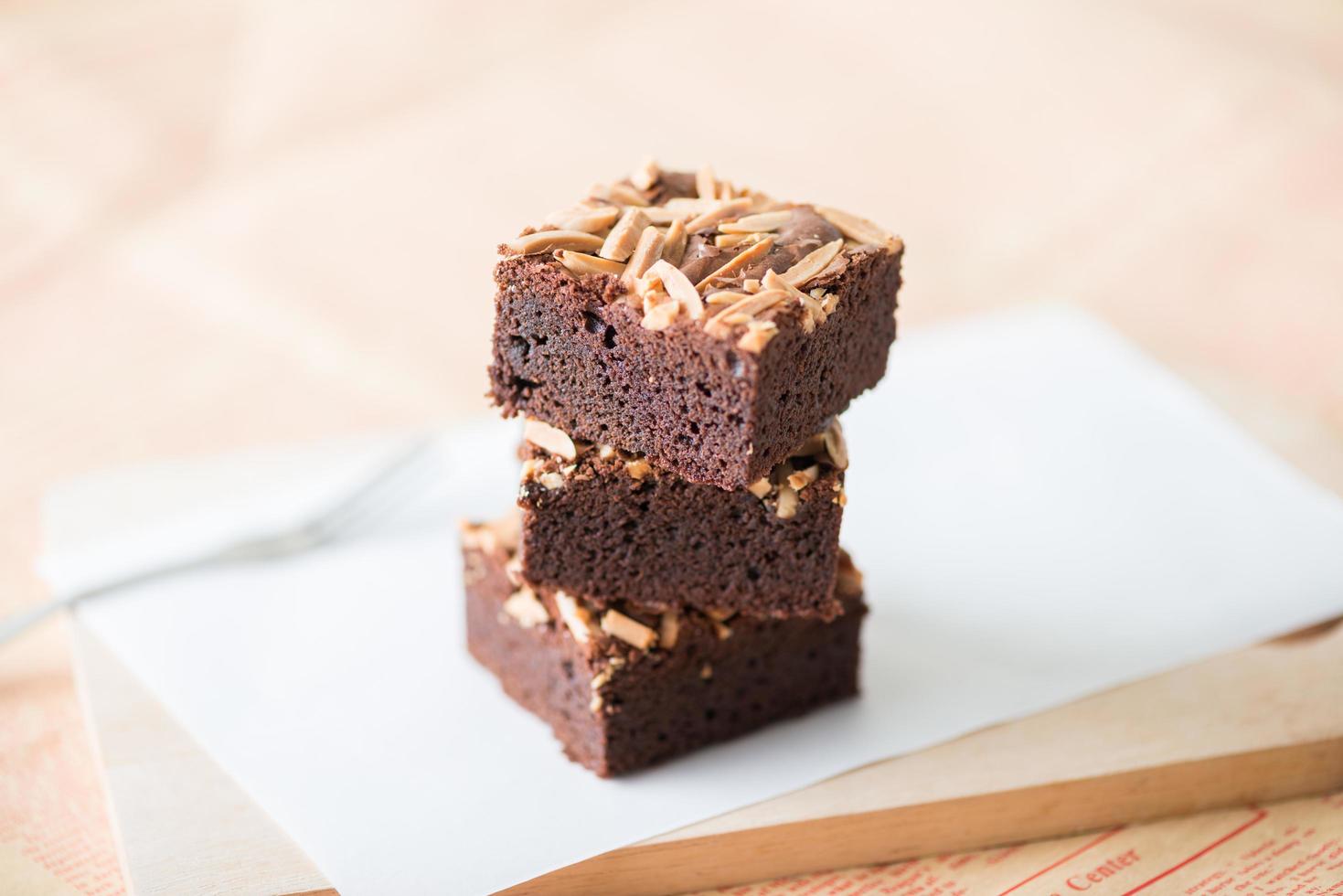 close-up zoete chocolade brownie met amandel topping, selectieve focus foto