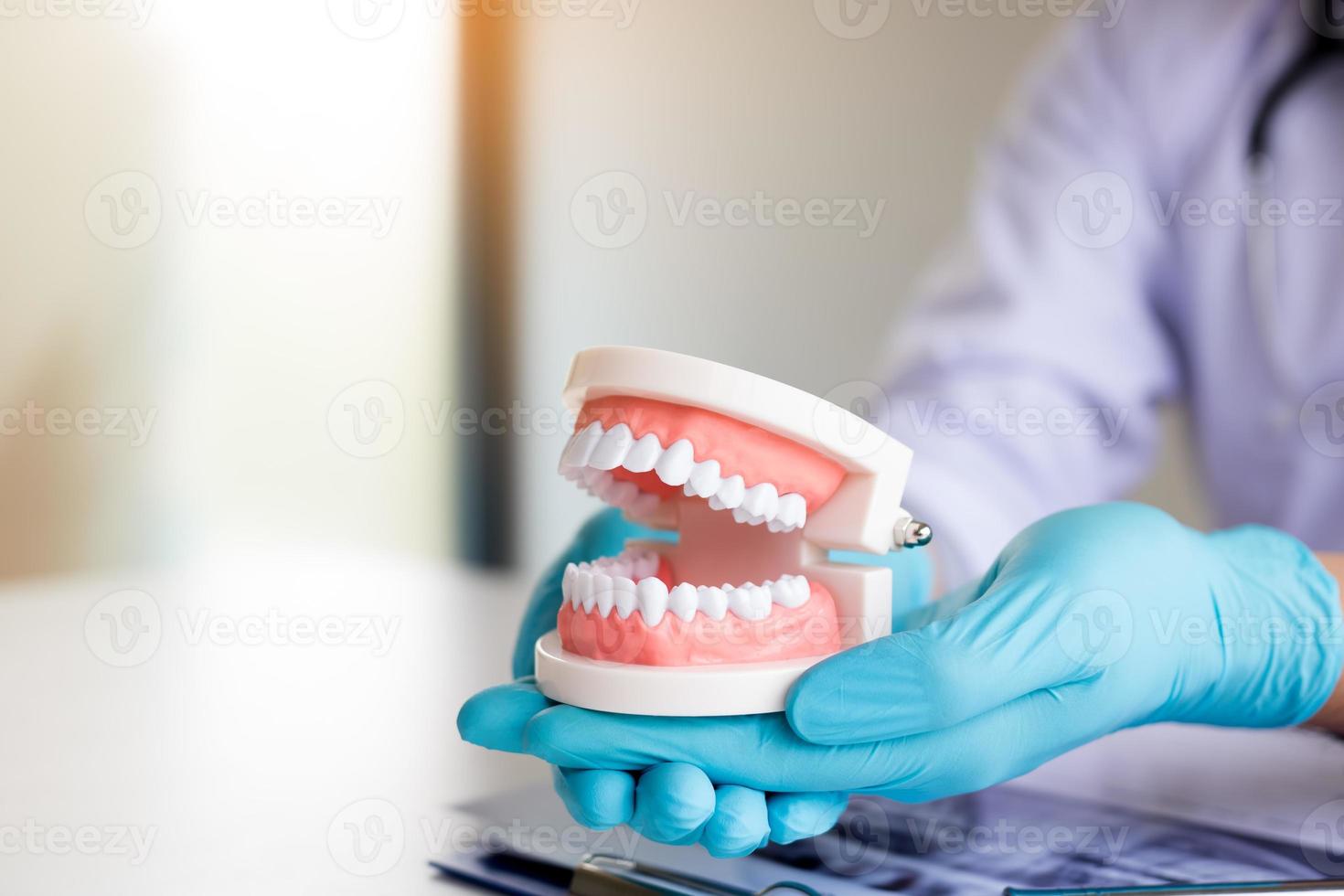 tandarts met kunstgebit in kantoorruimte. foto