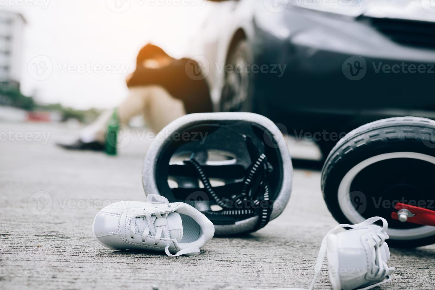 man is gestrest terwijl hij dronken is met een auto-ongeluk, er vindt een fietsongeval met een kind plaats. foto