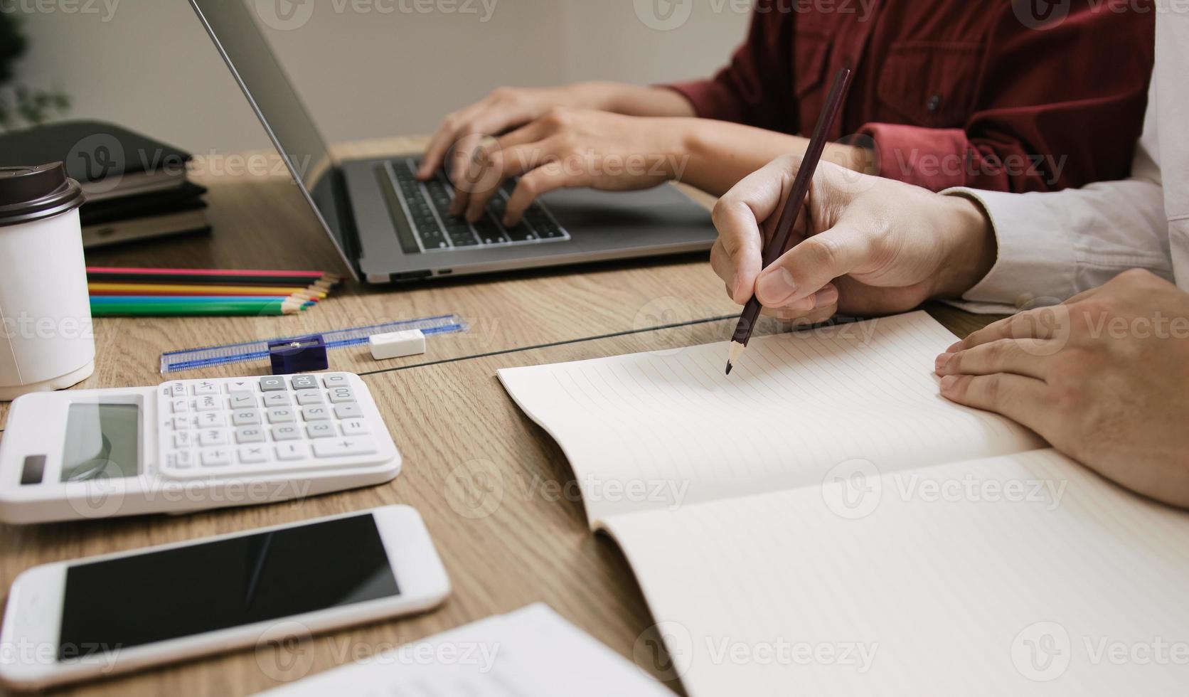 studenten studeren in de klas tijdens de lezing. foto