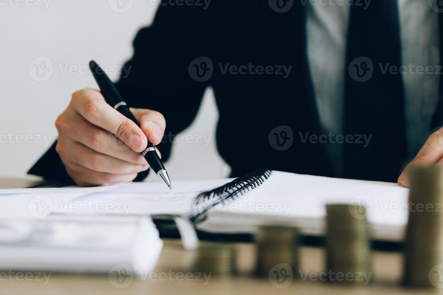 beleggers schrijven investeringsrecords en groei van beleggingsfondsen op tafel op kantoor. foto