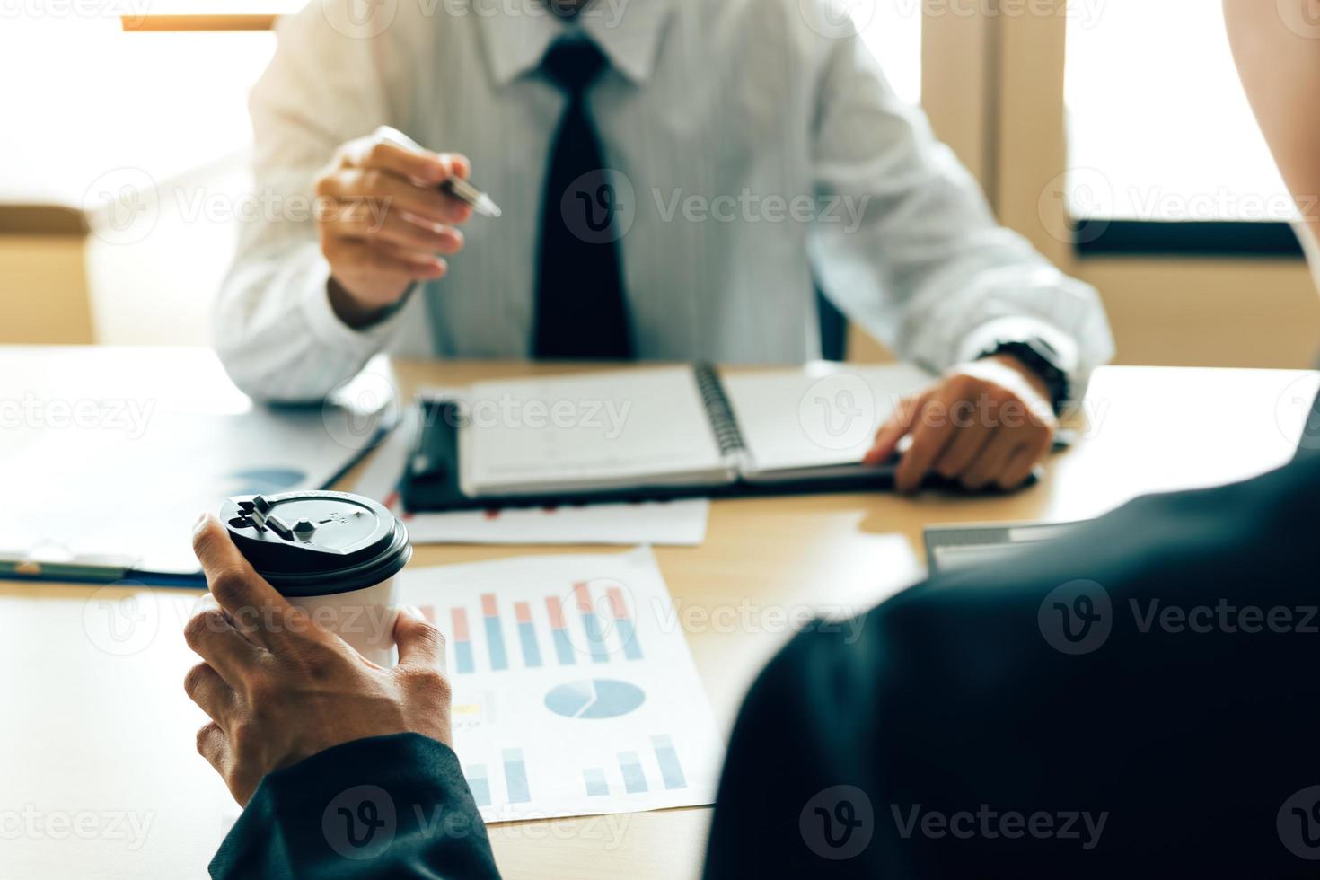 zakelijk partnerschap discussie en analyse Financiën samenvattend rapport aan tafel. foto