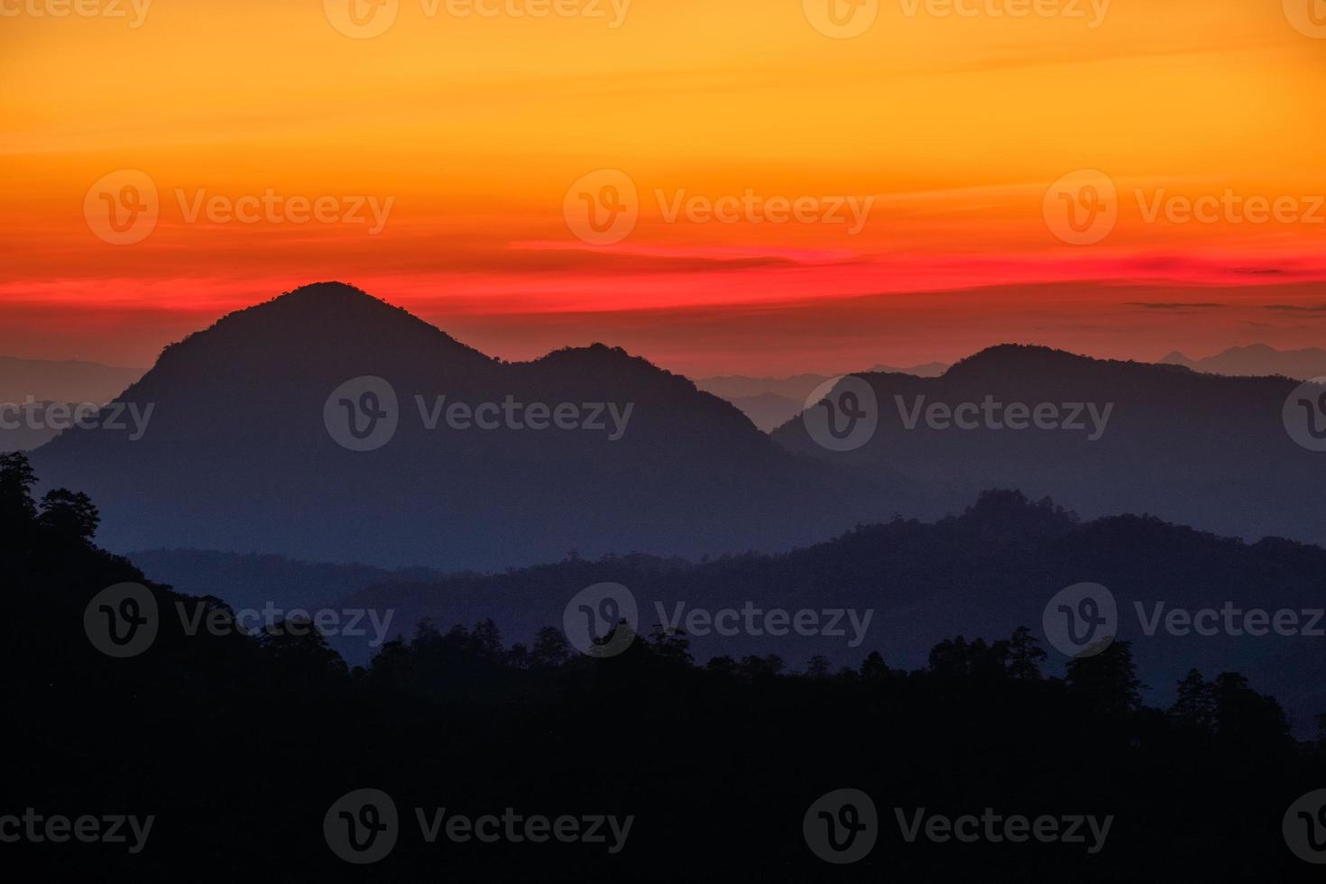 prachtige zonsondergang kleurrijke lucht op de berg foto