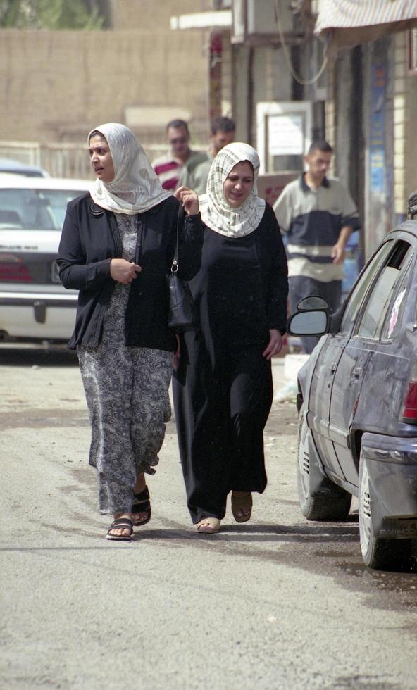 verschillende moslims behandelen persoonlijke zaken na een conflict met militairen tijdens de avondklok foto