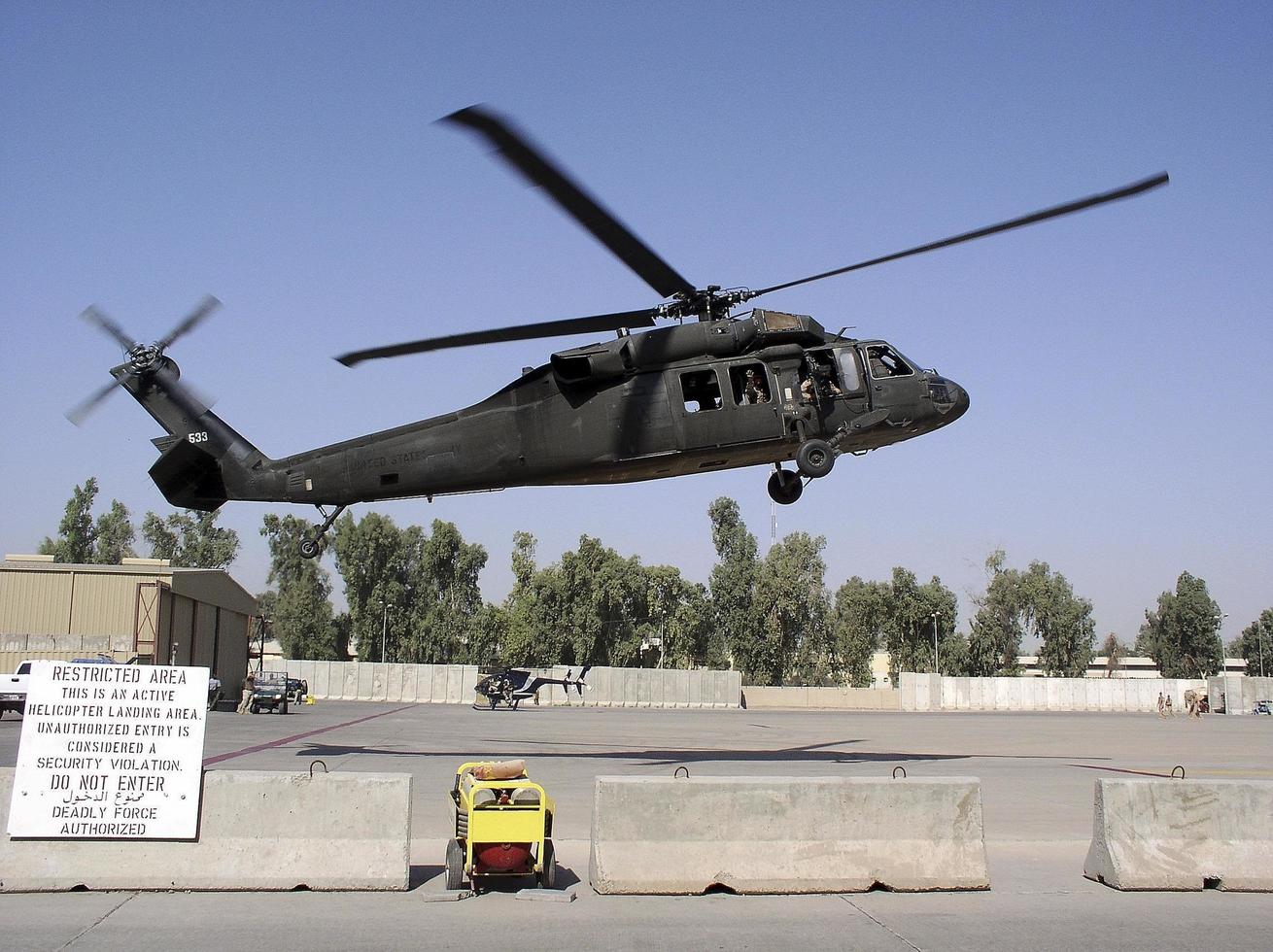 vliegende militaire transporthelikopter speciaal voor oorlogssoldaat foto