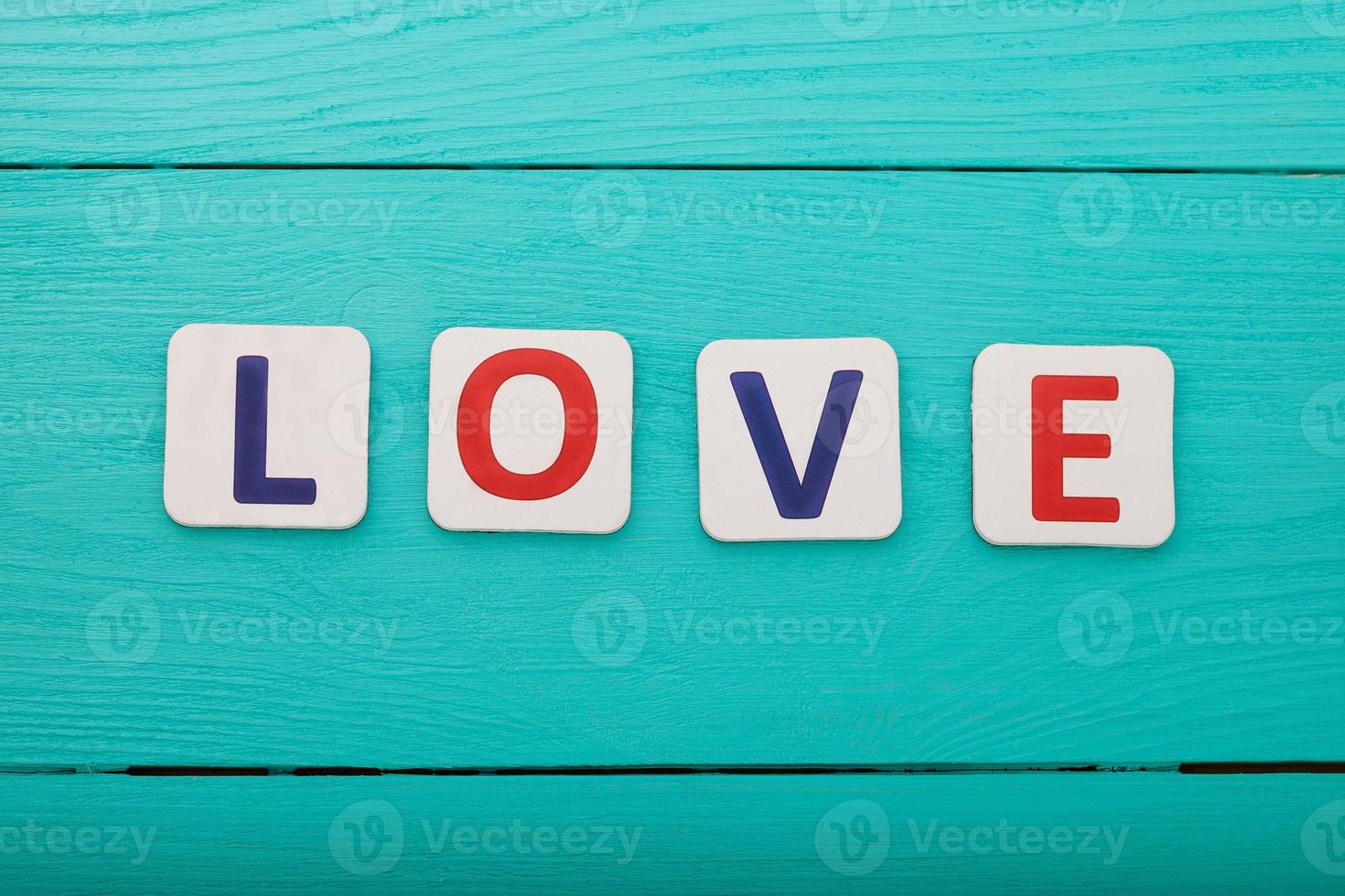 woord liefde op blauwe houten achtergrond. bovenaanzicht foto