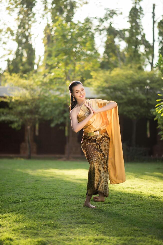 mooie vrouw die typisch Thaise kleding draagt foto